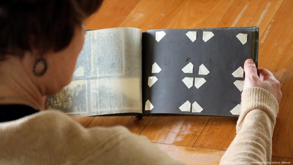 Wenn die Erinnerung verblasst: Eine an Demenz erkrankte Frau mit einem alten Fotoalbum