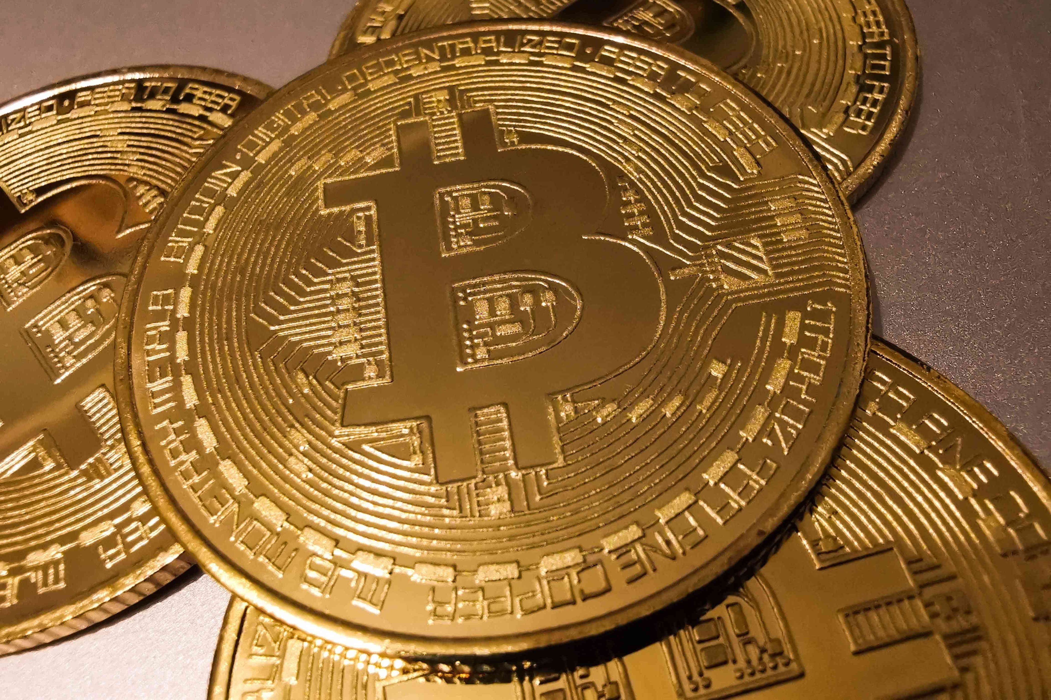 Bitcoin, Crypto Stocks Extend Slide to Start The Week