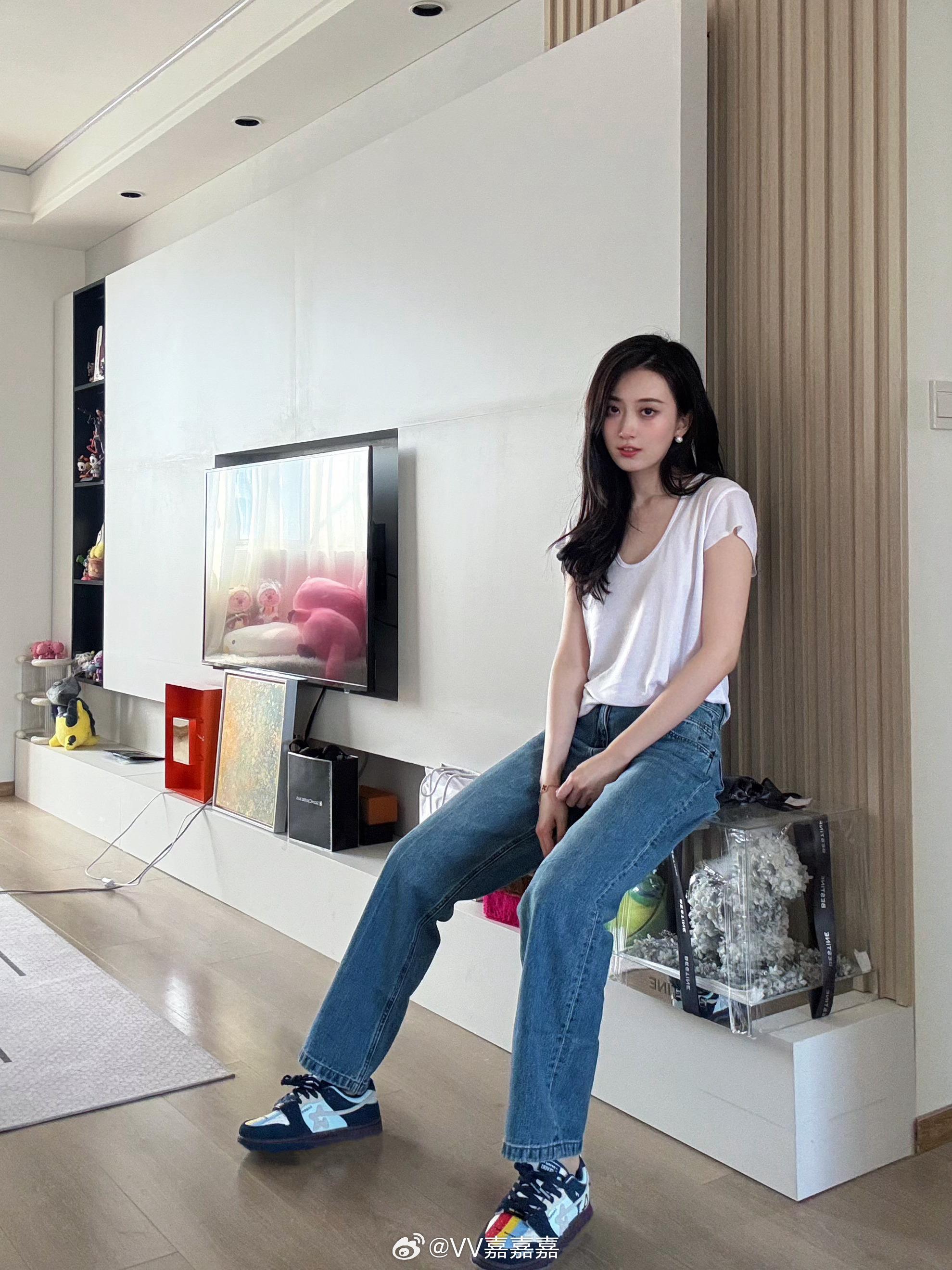 主持唯嘉分享照片：好像好久妹发照片了！