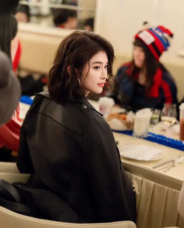 美腿女王范儿！吴艳妮又晒美图 网友：P过头了还是喜欢赛场上的妮