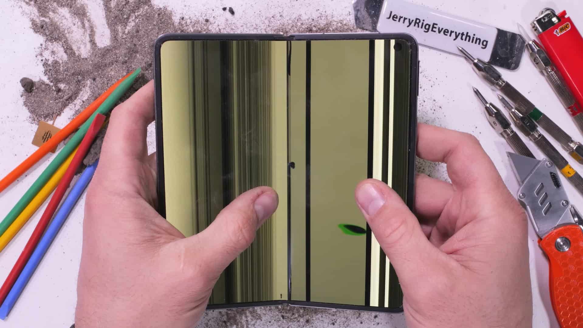 OPPO Find N5 resists snapping in half, but still cracks under pressure