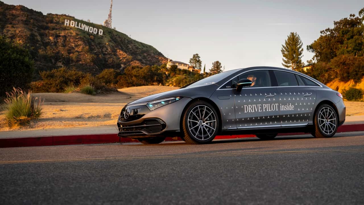 Mercedes-Benz Drive Pilot Turquoise Lights