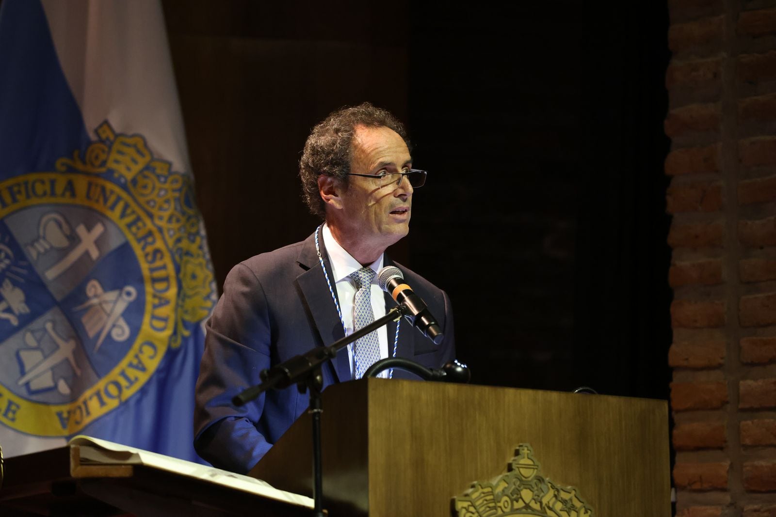 Pesimismo, miedo, desconfianza y desesperanza: el crudo análisis de la sociedad chilena del nuevo rector de la PUC en su primer discurso