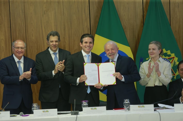 Lula assina projeto que aumenta isenção do Imposto de Renda para R$ 5 mil mensais. Foto: Wilton Junior/Estadão