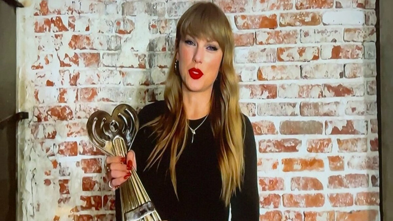 Taylor Swift teases Reputation era? Fans decode snake Taylor Swift teases Reputation era? Fans decode snake
