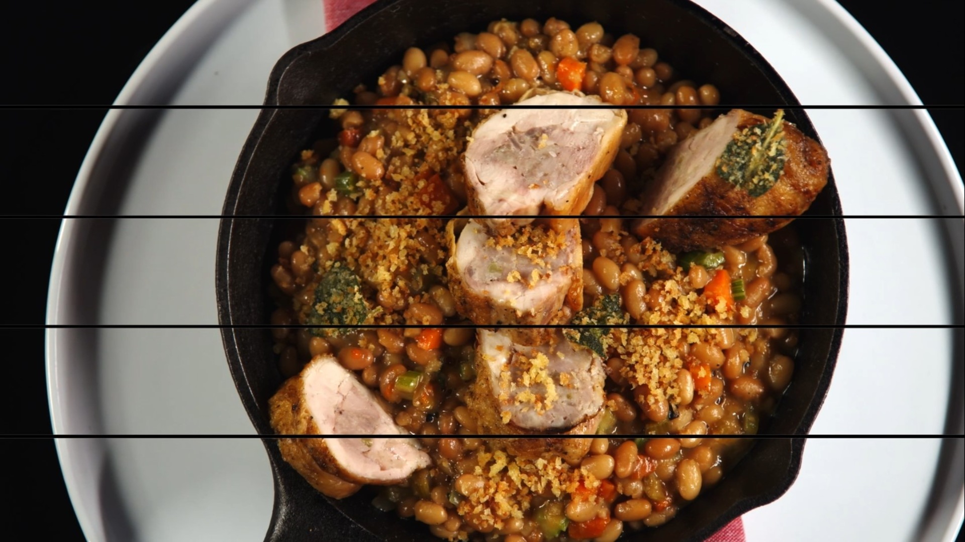 Geschmortes Hähnchen mit Würstchen und Bohnen, ein schmackhaftes Festmahl