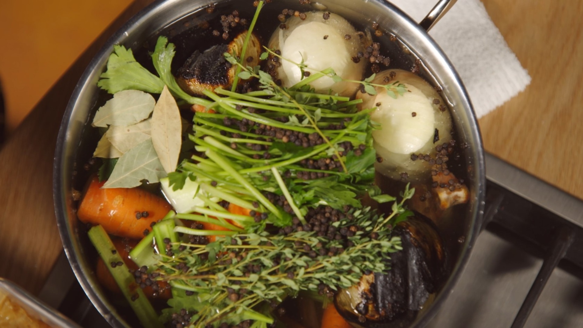 Hühnersuppe meistern, Rezept für reichhaltige und geschmackvolle Brühe