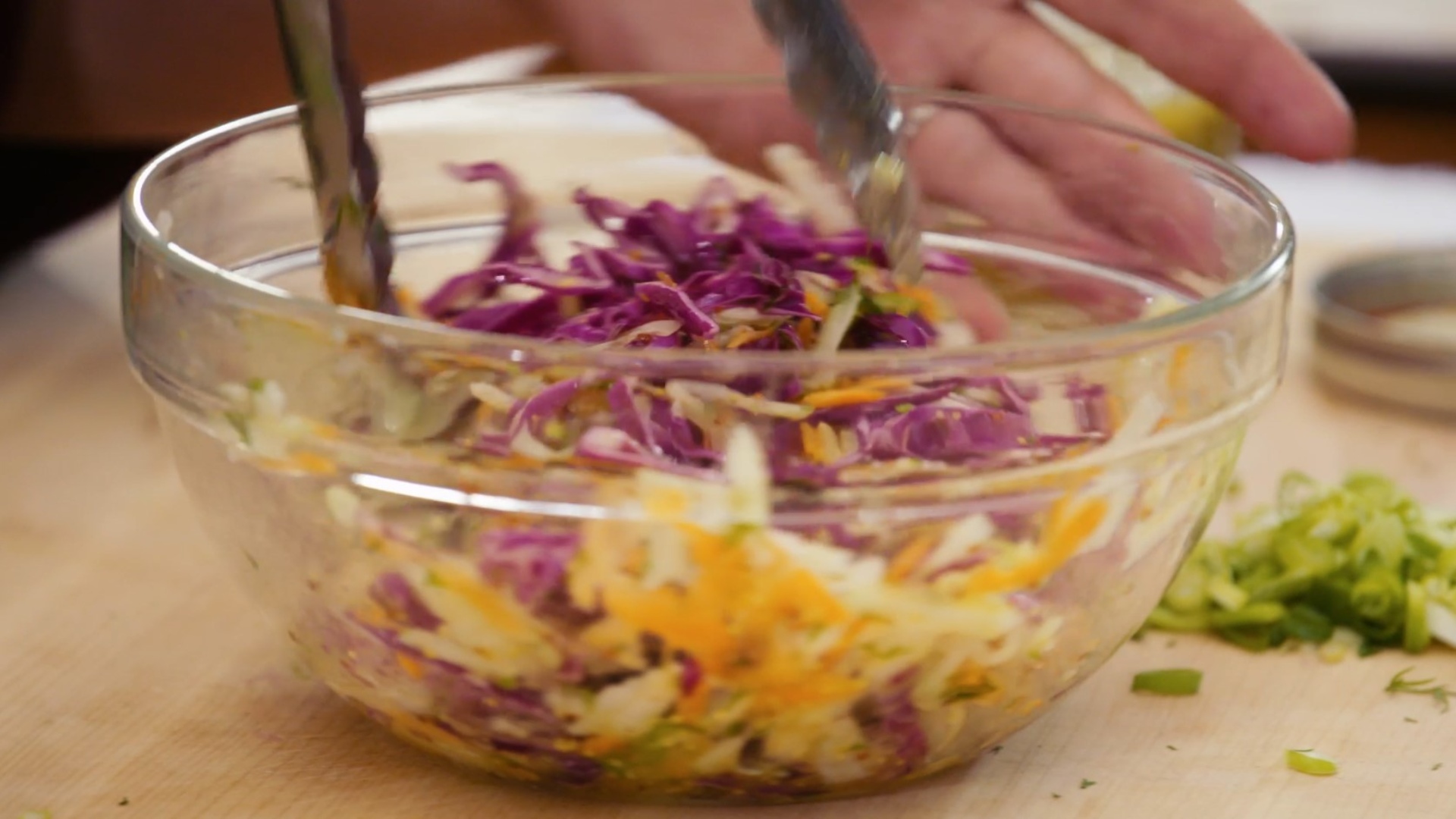 Frischer Kohlrabi-Salat, der perfekte Hot-Dog-Belag