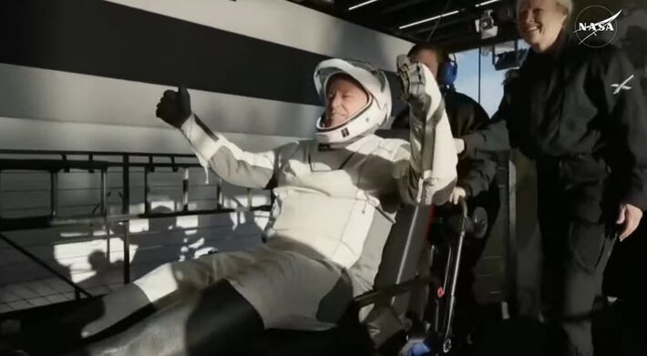 Momento em que Butch Wilmore sai da espaçonave. Foto: Nasa/Reprodução