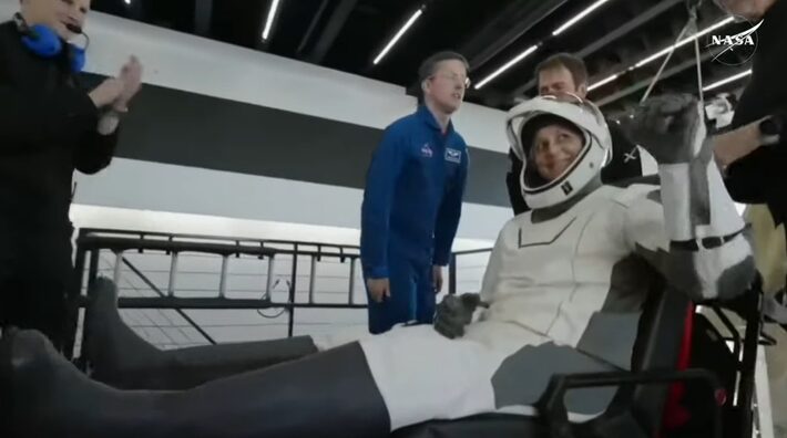 Suni Williams também saiu amparada por uma cadeira móvel após ser retirada da espaçonave. Foram cerca de nove meses no espaço. Foto: Nasa/Reprodução