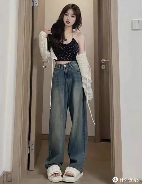 春季穿搭高腰拖地牛仔裤，港风潮范时尚。