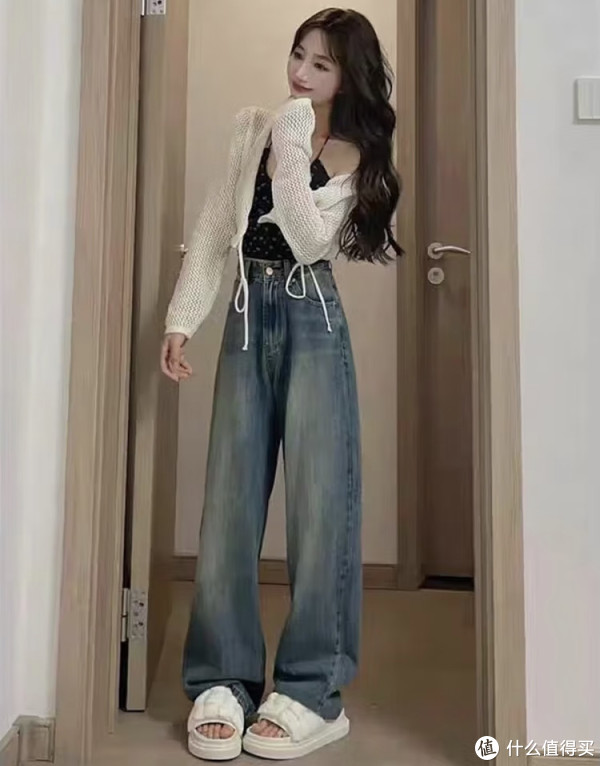 春季穿搭高腰拖地牛仔裤，港风潮范时尚。