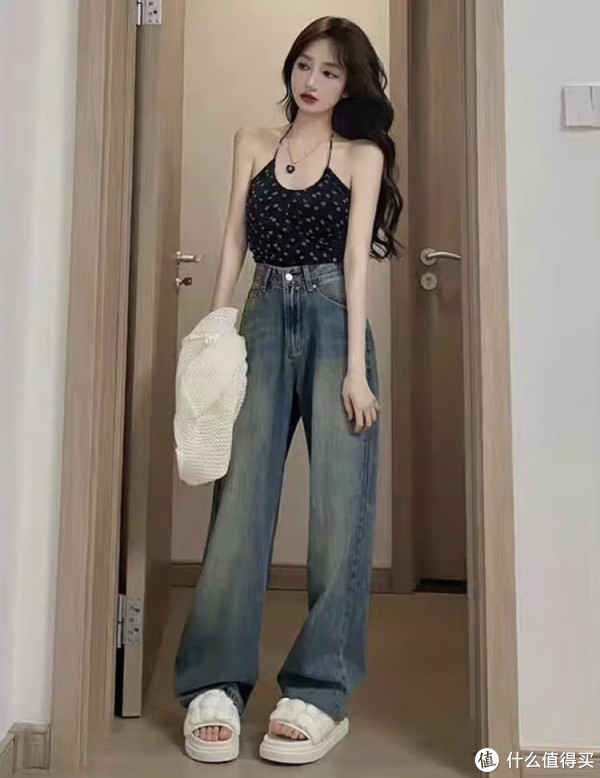 春季穿搭高腰拖地牛仔裤，港风潮范时尚。