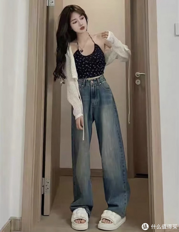春季穿搭高腰拖地牛仔裤，港风潮范时尚。