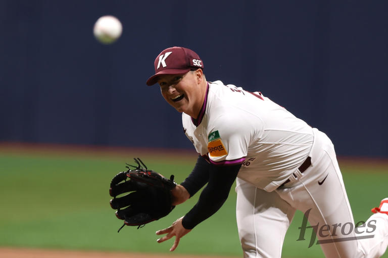 (Yonhap Interview) Heroes pitcher Rosenberg embraces pressure as KBO ...