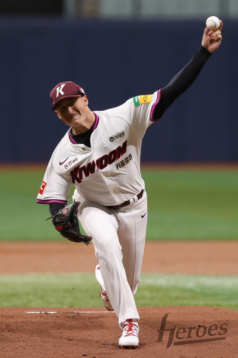 (Yonhap Interview) Heroes pitcher Rosenberg embraces pressure as KBO ...