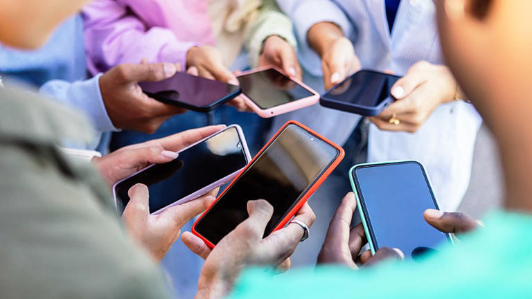 Governor Pritzker renews push to ban cell phones from classrooms