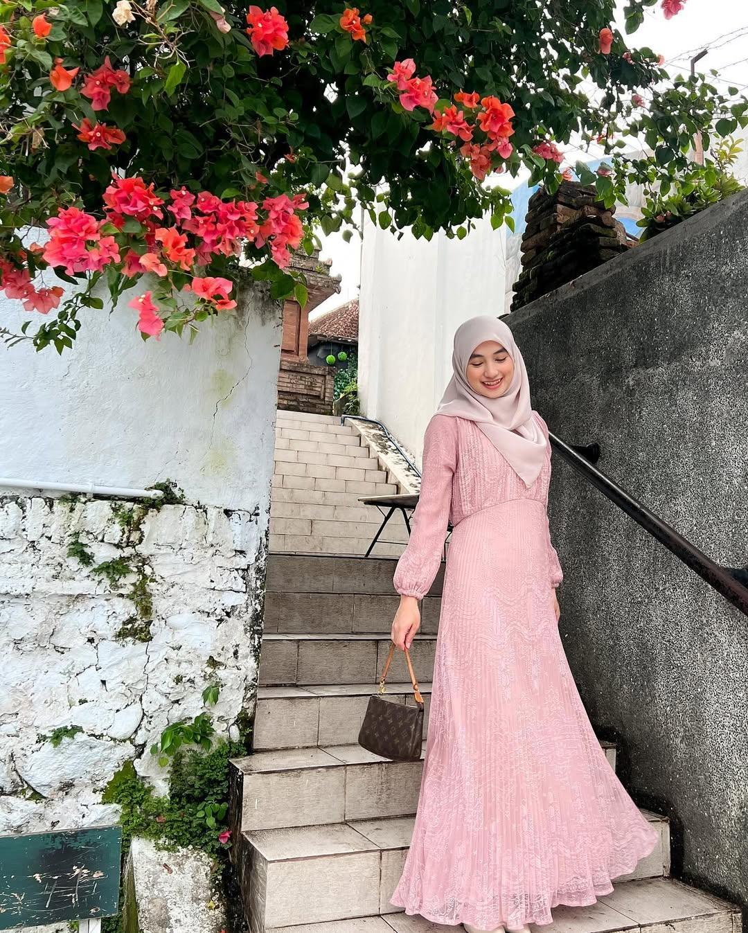 Inspirasi Model Gaun Elegan yang Akan Mempercantik Bukber Anda