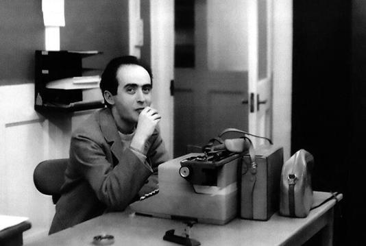 O jornalista Vladimir Herzog na época em que trabalhou no Estadão; ele foi morto em 1975 e anistiado somente em março de 2025 Foto: Jacques Mezger/Instituto Vladimir Herzog