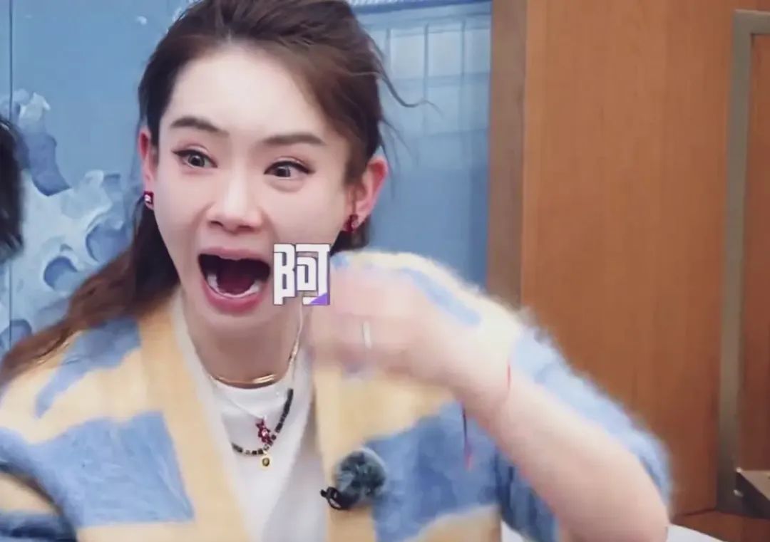 董力在《妻子的浪漫旅行2025》第二期的看片会上又说错话了。 大家坐一起看完第二期正片后，读了网友们的锐评，也相当于给嘉宾们一个解释的机会。 董力从第一期开始就遭到网友们的吐槽，八个嘉宾他是被吐槽得最狠的一个，吐槽他的点无疑是直男发言，情商