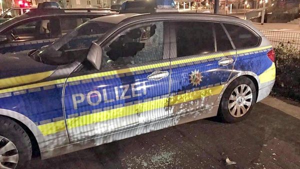 Tomatensoße und Wandfarbe: 22-Jähriger „dekoriert“ Streifenwagen