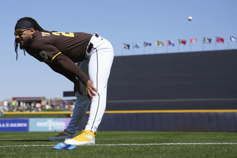 Fernando Tatis Jr. de los Padres de San Diego se estira previo al juego de pretemporada contra los Gigantes de San Francisco, el martes 4 de marzo de 2025, en Peoria, Arizona. (AP Foto/Ross D. Franklin)