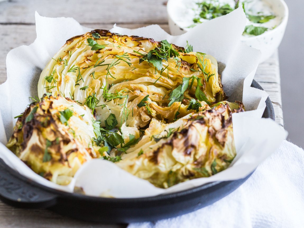 Knuspriger Weißkraut-Braten aus dem Backrohr mit Nüssen
