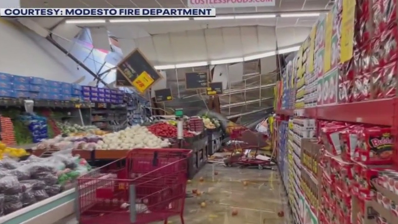 Grocery store roof collapses with customers inside(00)