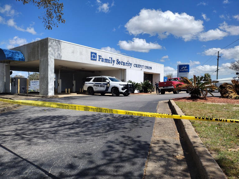 Mobile police investigating bank robbery