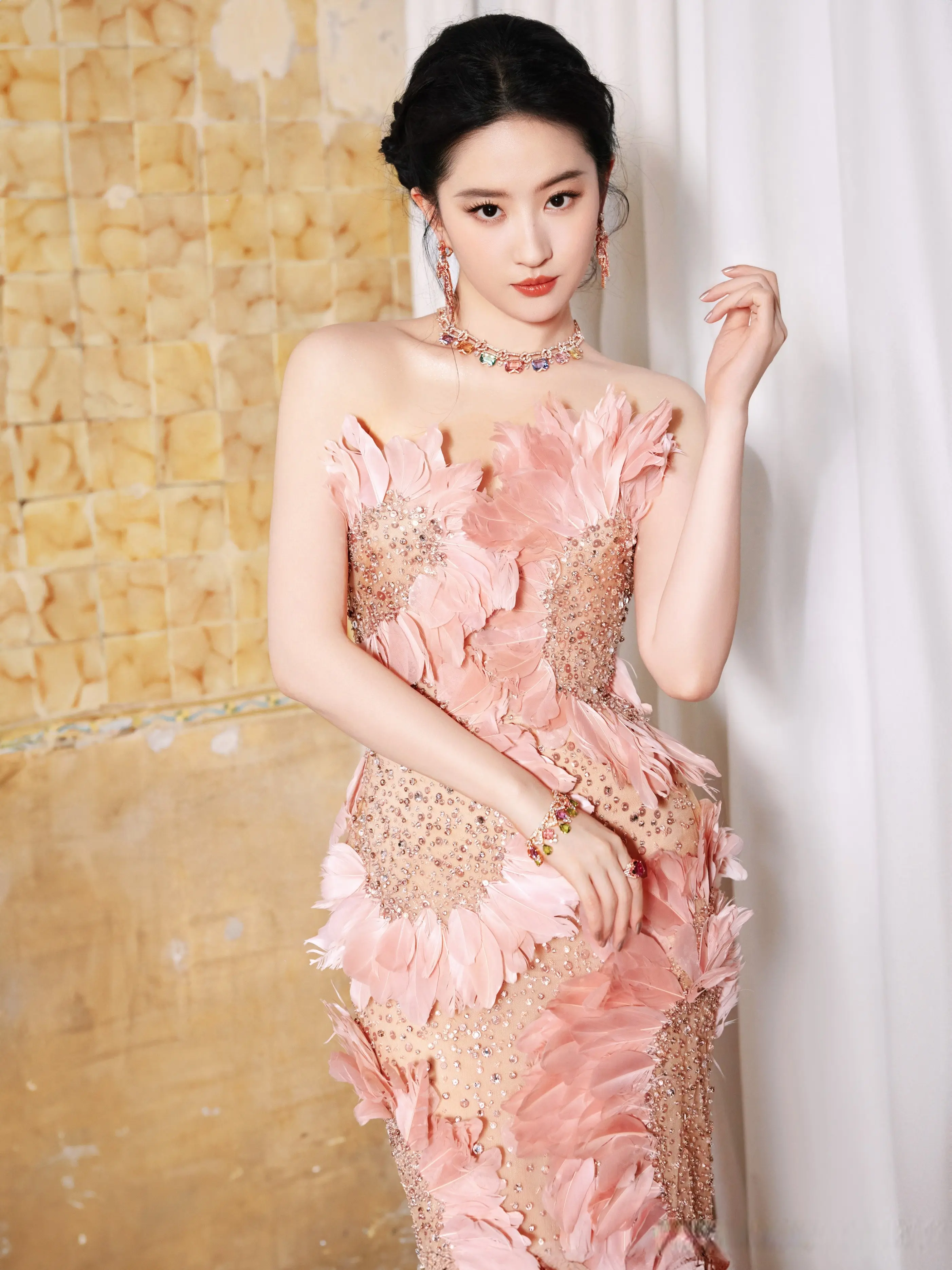 惊艳！剧耀东方2025电视剧品质盛典，女星造型全放送，谁胜一筹？