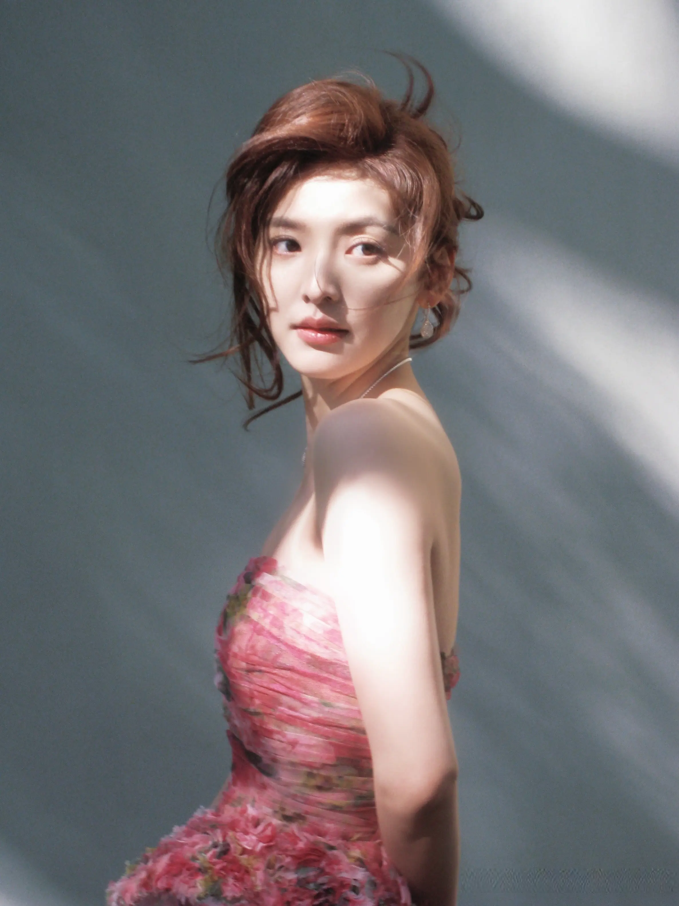 惊艳！剧耀东方2025电视剧品质盛典，女星造型全放送，谁胜一筹？