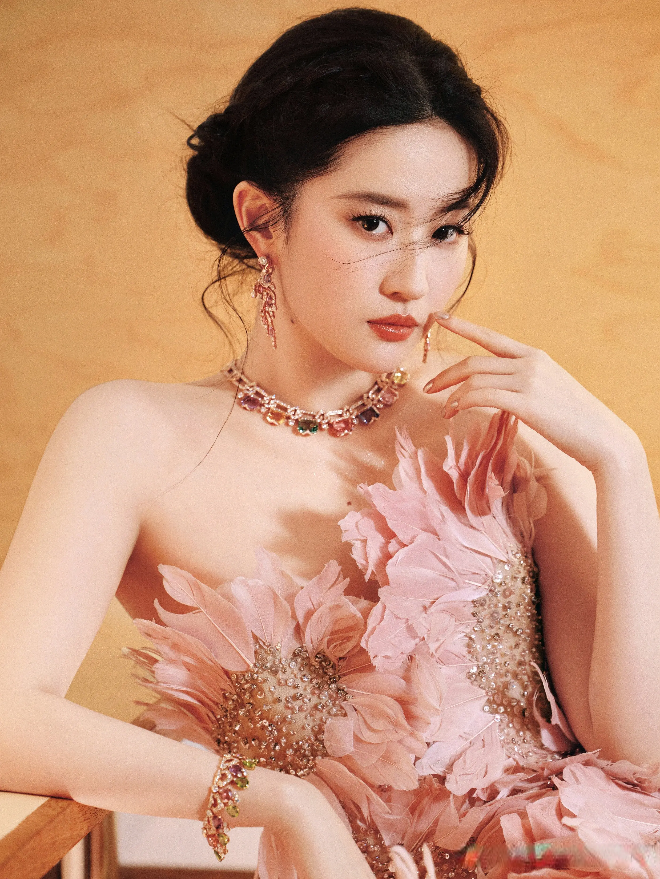 惊艳！剧耀东方2025电视剧品质盛典，女星造型全放送，谁胜一筹？