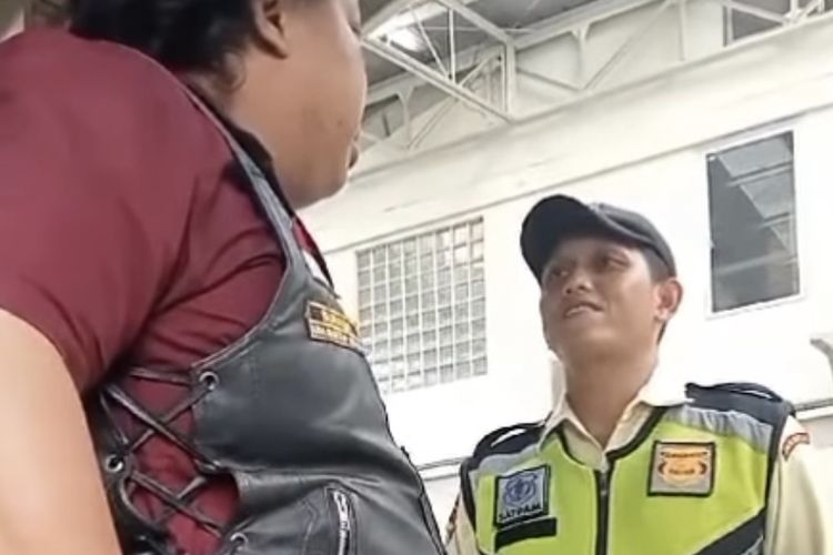 Seorang preman bernama Suhada geram lantaran diberi Rp 20.000 ketika meminta tunjungan hari raya (THR) Lebaran ke pabrik plastik di Jalan Tali Kolot, Cikiwul, Bantargebang, Kota Bekasi, Jawa Barat, Senin (17/3/2025), sekitar pukul 11.00 WIB.