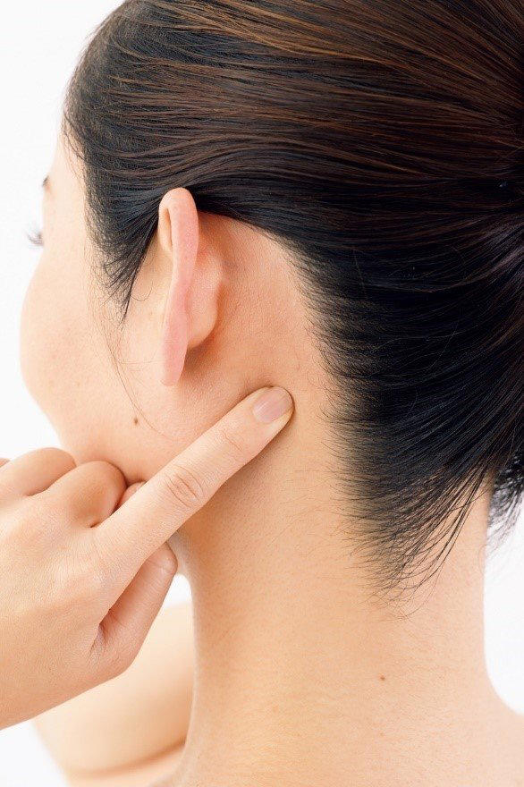 「心の不調」を整えるマッサージ2つ。眠れないときは耳裏のツボほぐしがいい