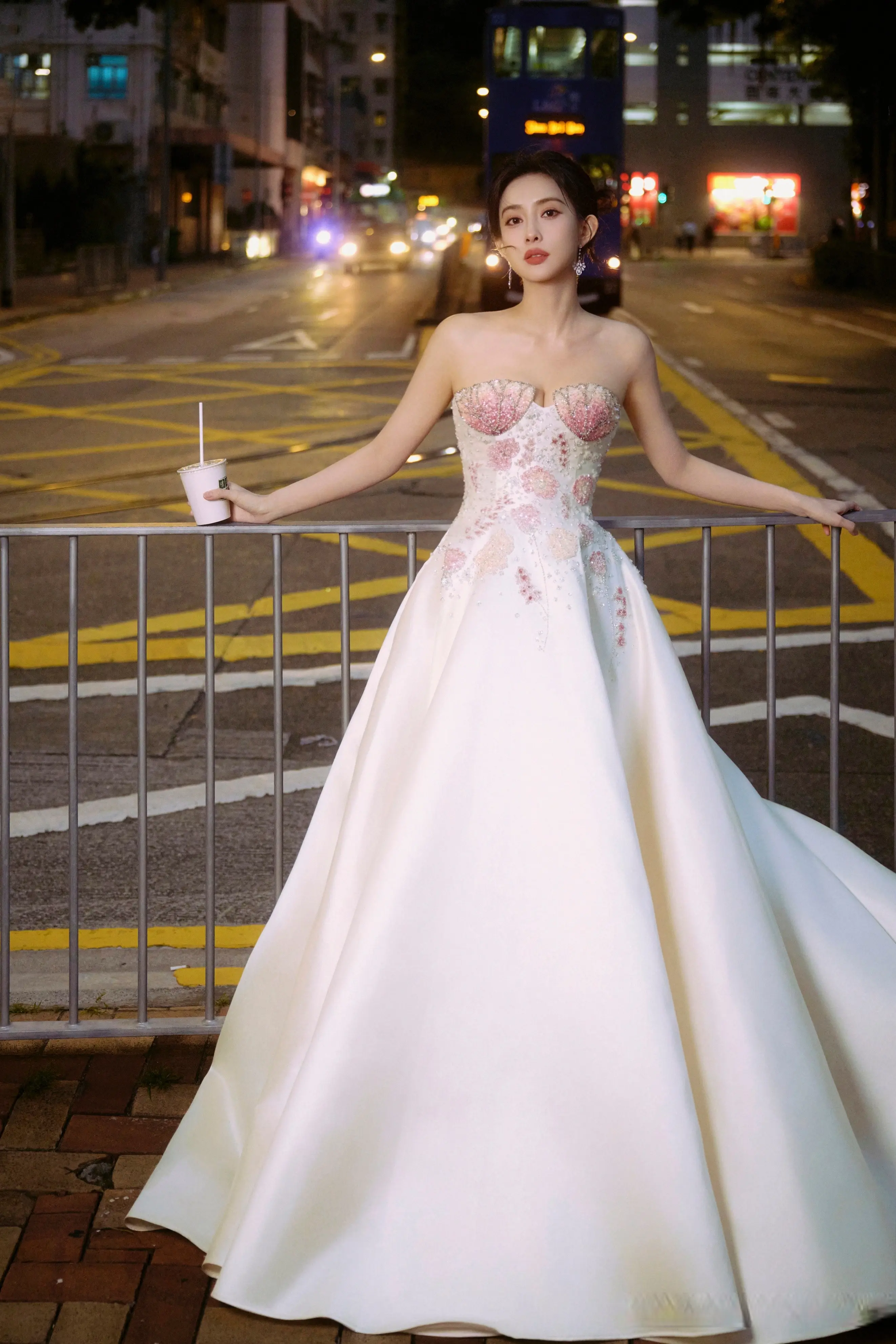 惊艳！剧耀东方2025电视剧品质盛典，女星造型全放送，谁胜一筹？