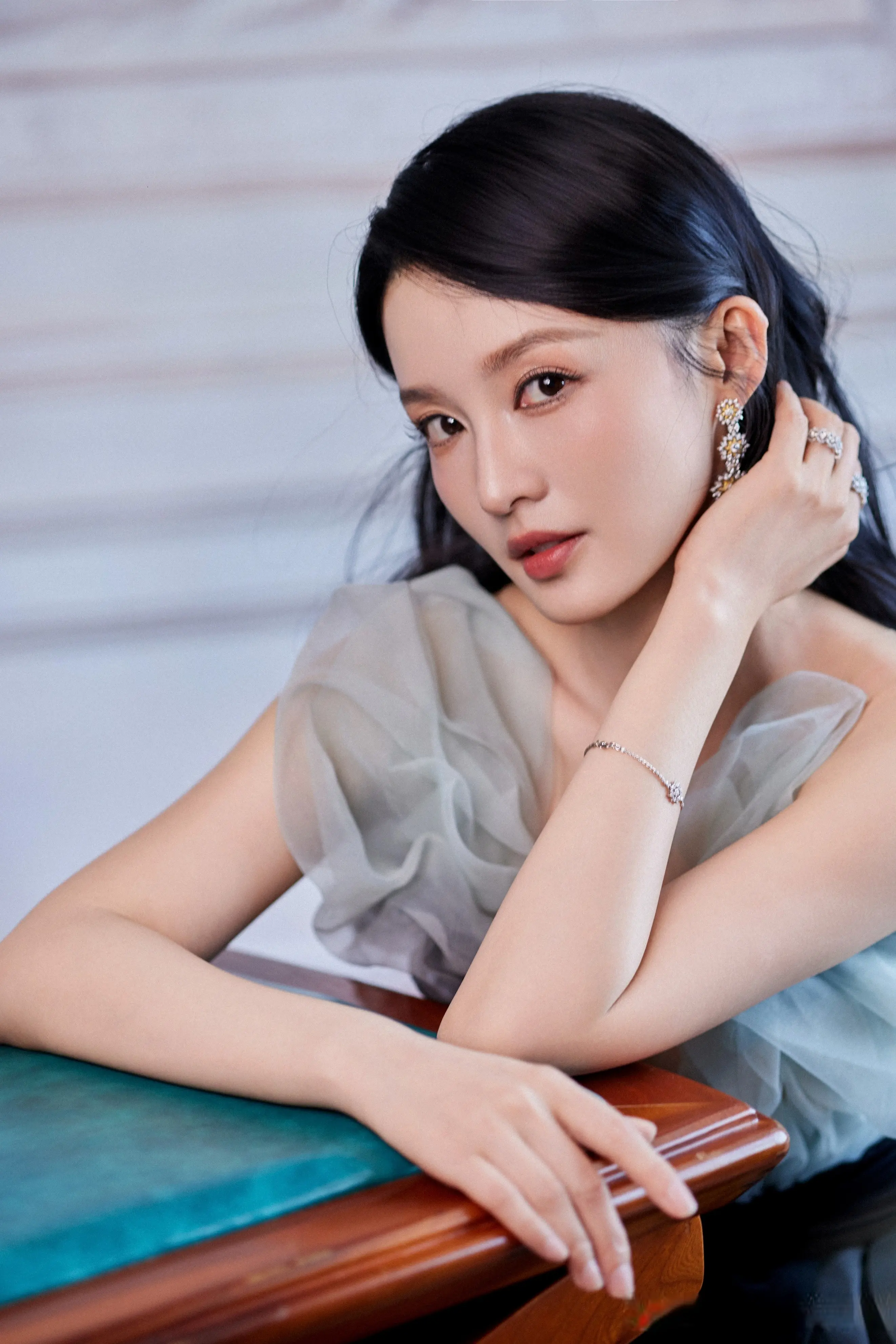 惊艳！剧耀东方2025电视剧品质盛典，女星造型全放送，谁胜一筹？