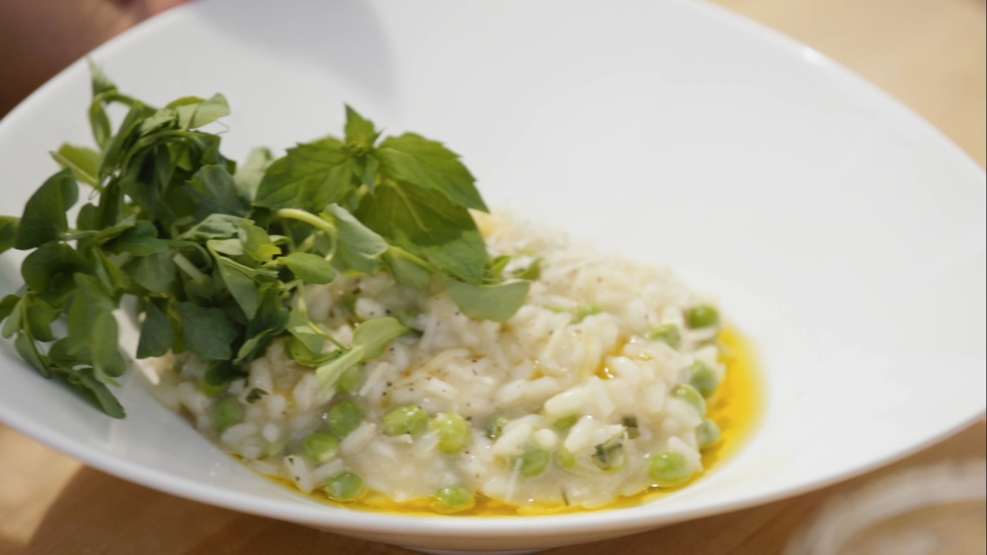 Cremiges Risotto mit Erbsen und Minze, eine Köstlichkeit in einer Pfanne