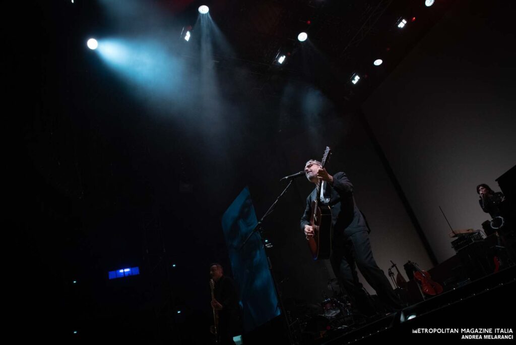 Brunori Sas riunisce il suo “popolo” a Roma: il live al Palazzo dello Sport, tra poesia e comicità