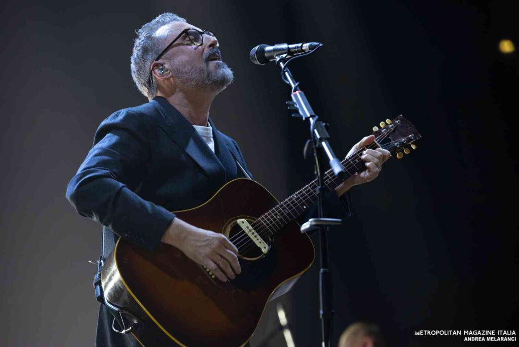 Brunori Sas riunisce il suo “popolo” a Roma: il live al Palazzo dello Sport, tra poesia e comicità