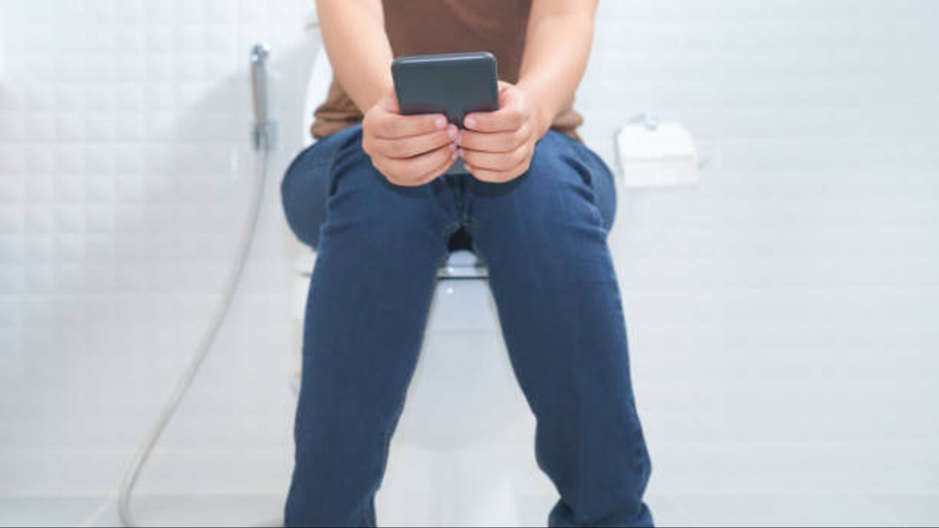 Perché Usare Il Telefono Al Bagno Fa Male Alla Salute