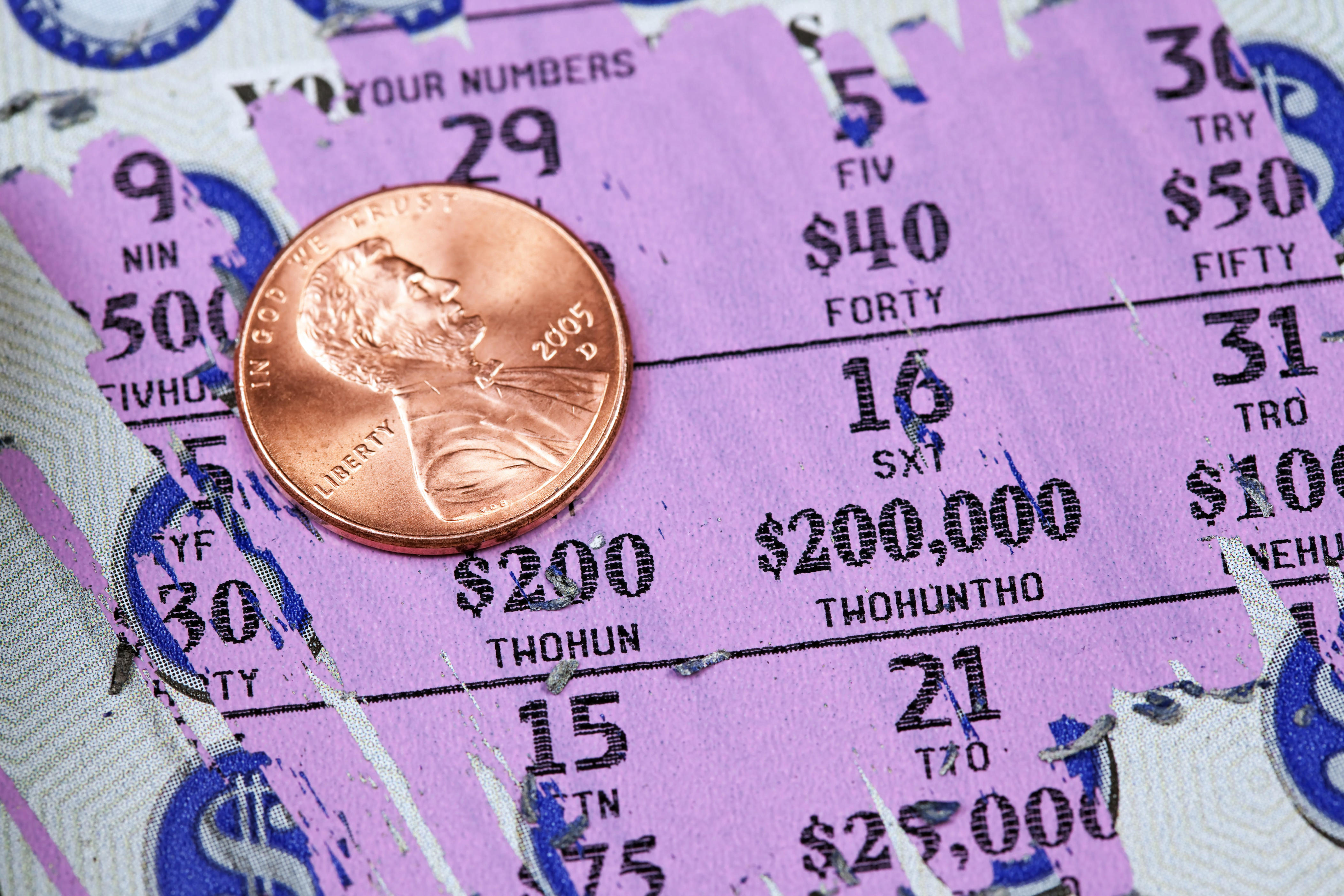 Husband wins Ohio lottery scratchoff, plans to cover wife's cancer(01)