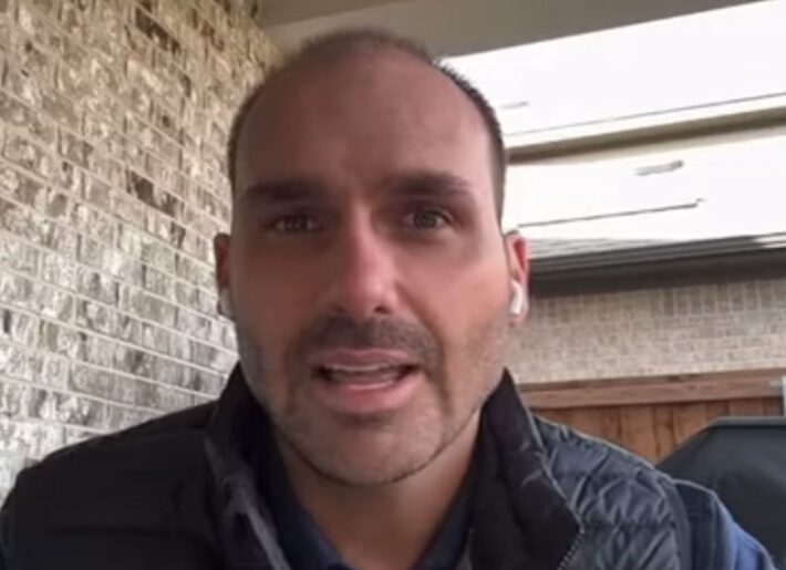 Eduardo Bolsonaro, deputado licenciado, está morando nos EUA Foto: @ConversaTimeline via YouTube