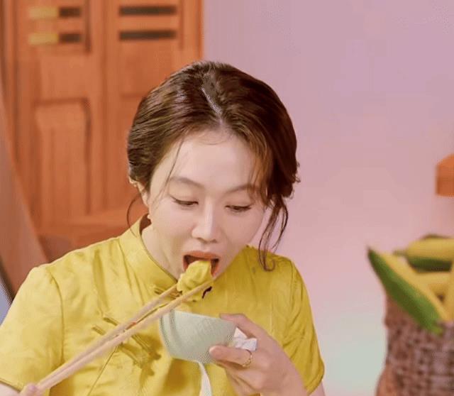 宋丹丹捧不红的干女儿，靠做饭吸粉百万，美厨娘姜妍终于被看见了