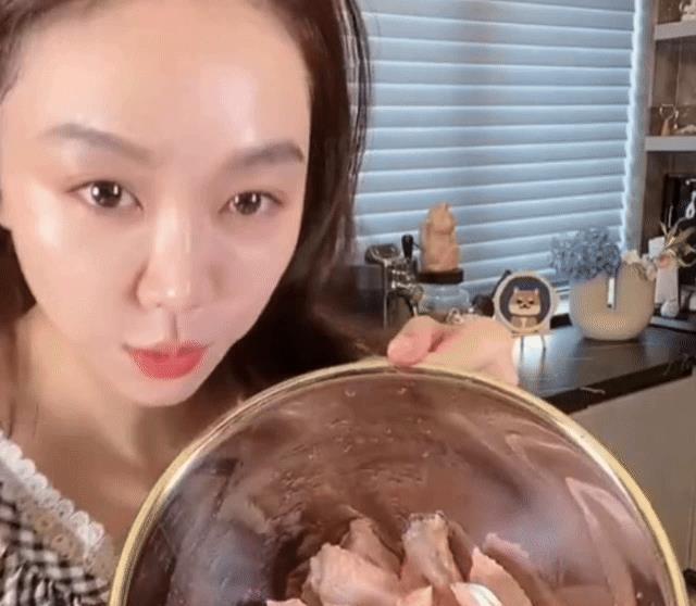 宋丹丹捧不红的干女儿，靠做饭吸粉百万，美厨娘姜妍终于被看见了