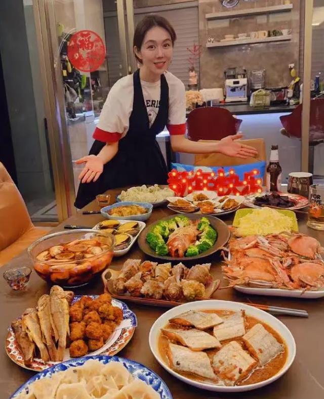 宋丹丹捧不红的干女儿，靠做饭吸粉百万，美厨娘姜妍终于被看见了