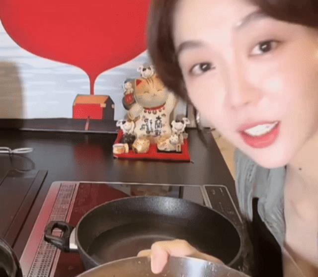 宋丹丹捧不红的干女儿，靠做饭吸粉百万，美厨娘姜妍终于被看见了