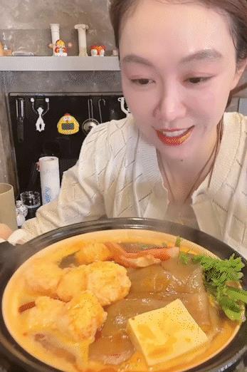 宋丹丹捧不红的干女儿，靠做饭吸粉百万，美厨娘姜妍终于被看见了