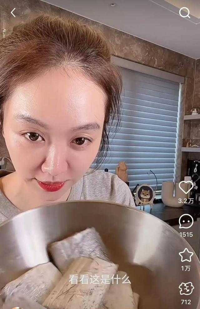 宋丹丹捧不红的干女儿，靠做饭吸粉百万，美厨娘姜妍终于被看见了