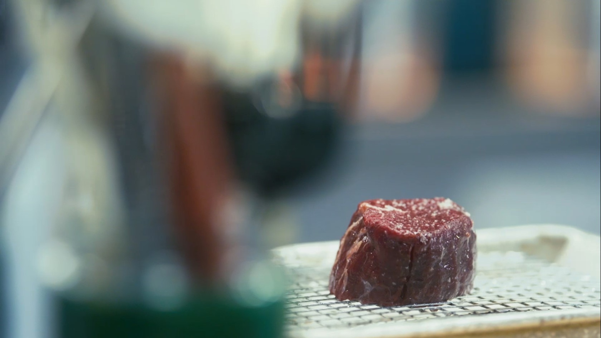 Perfekt gewürztes Rinderfilet mit Kräutern der Provence