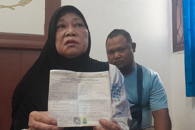Henny Yulianti (60), warga Batujaya, Karawang, Jawa Barat yang tanah dan rumahnya sudah jadi jalan tapi masih membayar pajak, Sabtu (22/3/2025).